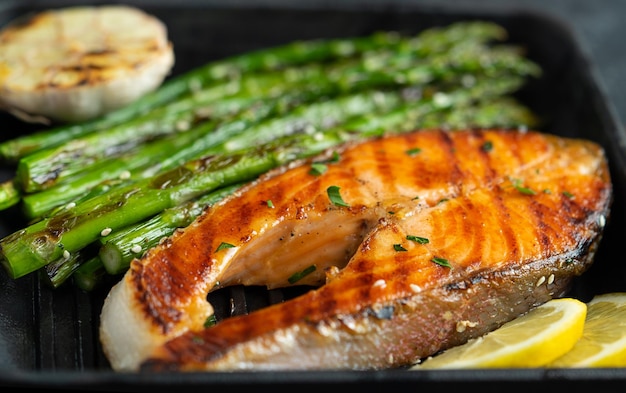 Bistecca di salmone alla griglia e asparagi sulla griglia Primo piano