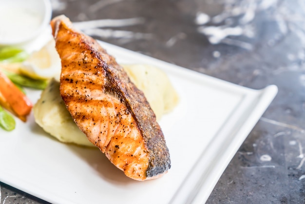 bistecca di salmone con purè di patate e verdure