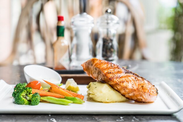 bistecca di salmone con purè di patate e verdure