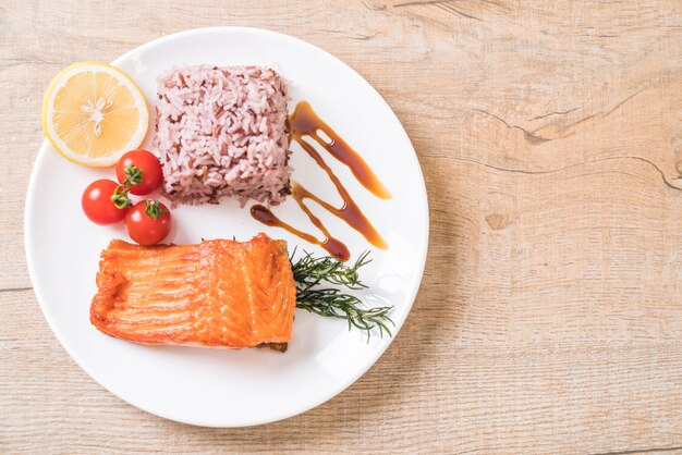 Bistecca di salmone con riso alla bacca