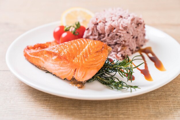 Bistecca di salmone con riso alla bacca