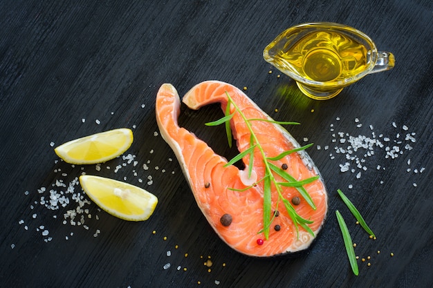 Bistecca di salmone fresco con erbe aromatiche e spezie.