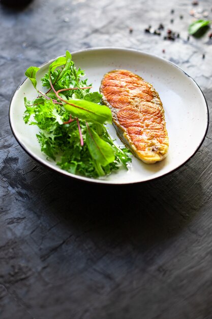 Bistecca di salmone fritto filetto pesce ingrediente di frutti di mare