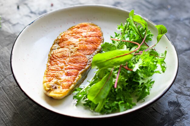 bistecca di salmone fritto pezzo di pesce filetto di pesce