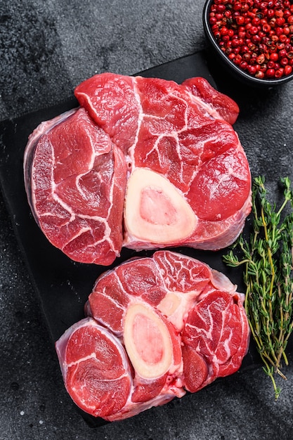 Bistecca di stinco di osso buco di manzo crudo, ossobuco italiano