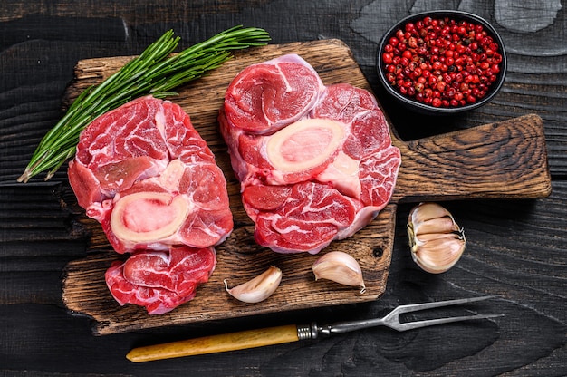 Bistecca di stinco di vitello osso buco di carne cruda, produzione di ossobuco italiano