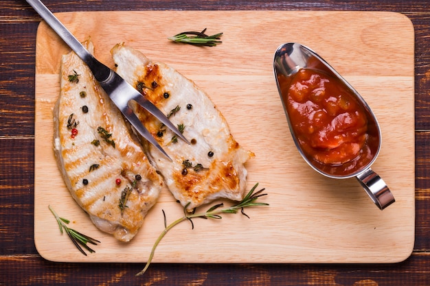 Bistecca di tacchino alla griglia su un tagliere