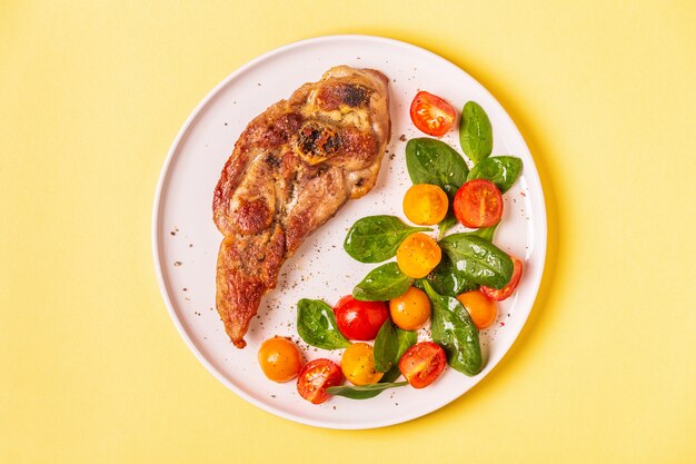 Bistecca di tacchino arrosto con insalata.