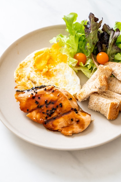 bistecca di teriyaki di salmone con uovo fritto e insalata