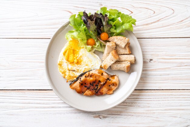 bistecca di teriyaki di salmone con uovo fritto e insalata