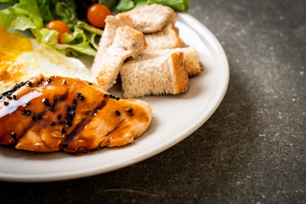 bistecca di teriyaki di salmone con uovo fritto e insalata