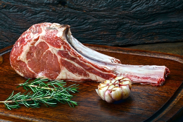 Bistecca di Tomahawk cruda