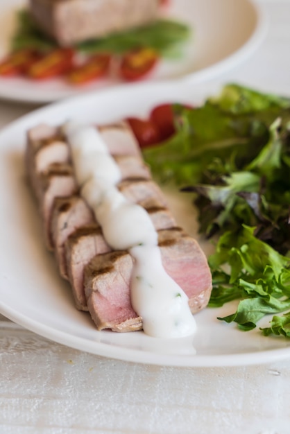 bistecca di tonno con insalata