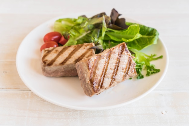 bistecca di tonno con insalata