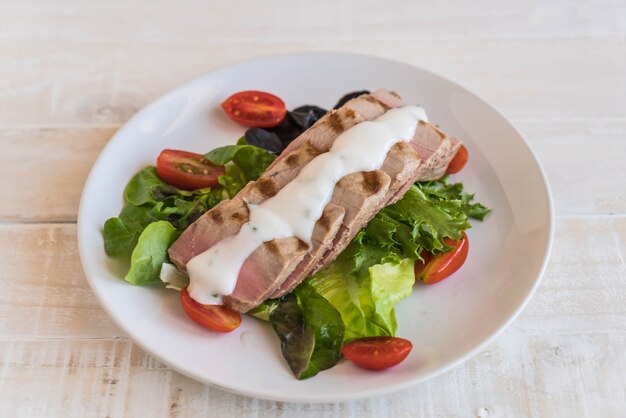 bistecca di tonno con insalata