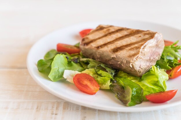 bistecca di tonno con insalata