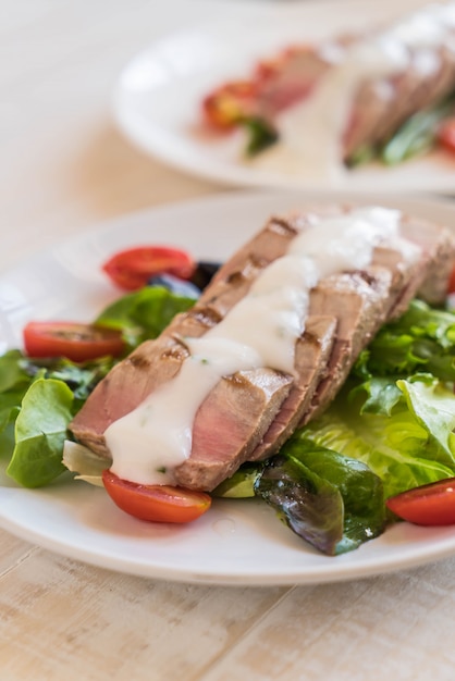 bistecca di tonno con insalata