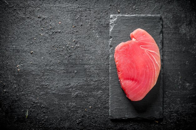 Bistecca di tonno crudo su una tavola di pietra