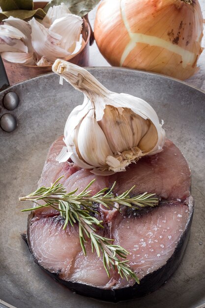 Bistecca di tonno crudo sul piatto e tavolo in legno