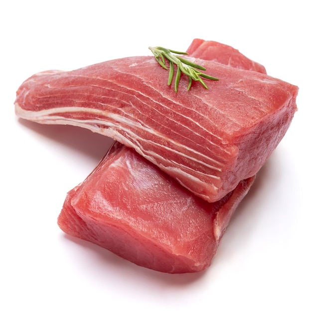 bistecca di tonno fresca isolata su uno sfondo bianco