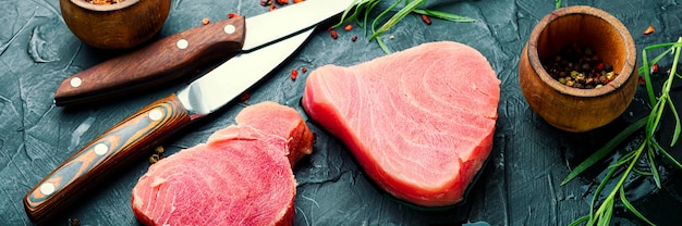 Bistecca di tonno rosso crudo, filetto di tonno fresco. Striscione lungo