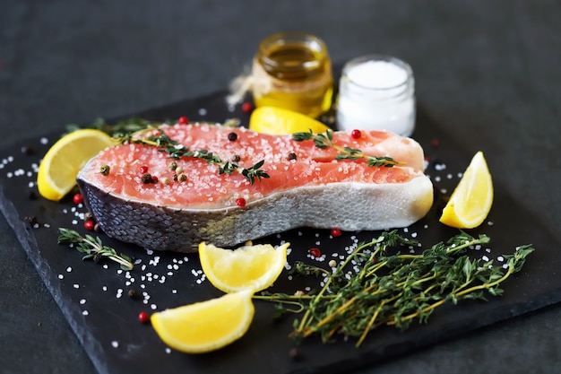 Bistecca di trota con spezie e sale marino. Trancio di salmone salato. Pesce rosso. Alimenti sani omega 3. Dieta cheto.