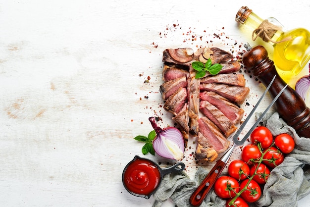 Bistecca di vitello arrosto affettata con rosmarino e spezie Vista dall'alto Spazio libero per il testo