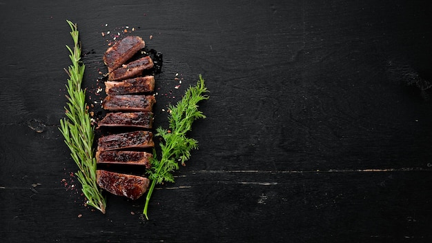 Bistecca di vitello su fondo in legno Vista dall'alto Spazio libero per il testo