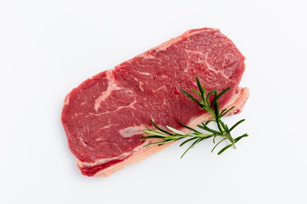 Bistecca fresca bio isolata su sfondo bianco.