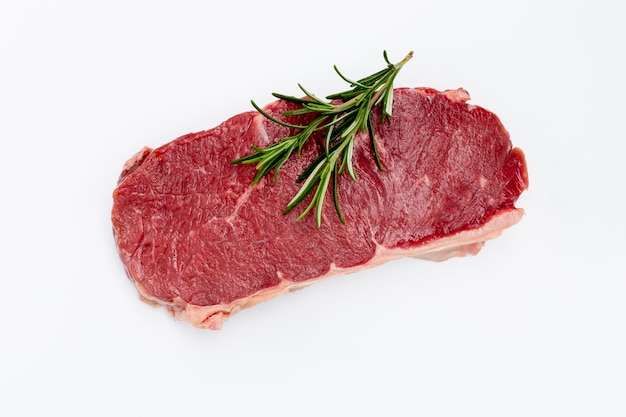 Bistecca fresca bio isolata su sfondo bianco.