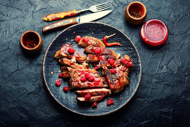 Bistecca fritta con salsa di lamponi