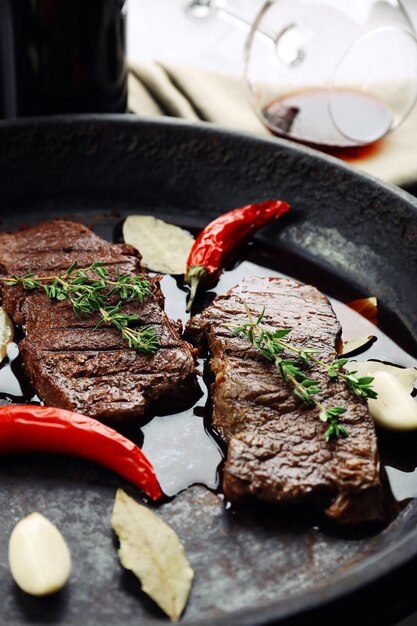 Bistecca in padella sul tavolo da vicino