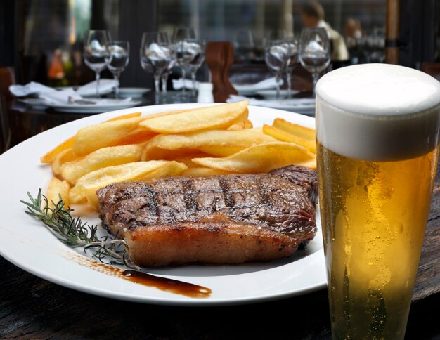 Bistecca Picanha con patatine fritte e birra