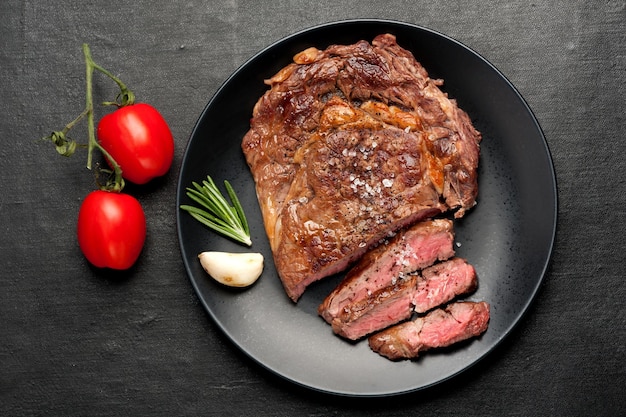 Bistecca Ribeye alla griglia mediamente rara su sfondo scuro Vista dall'alto