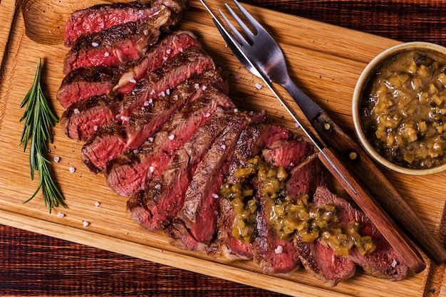 Bistecca Ribeye e salsa di senape con sottaceti.