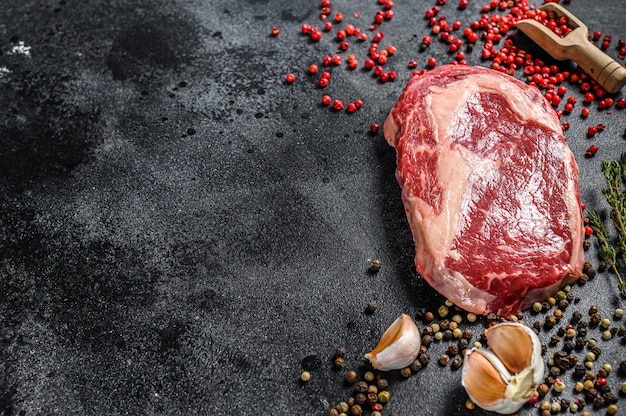 Bistecca Ribeye fresca cruda della carne marmorizzata. Black Angus Rib eye con ingredienti da cucina. vista dall'alto. Copia spazio