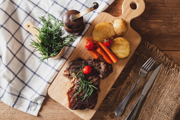 Bistecca su un tagliere di legno