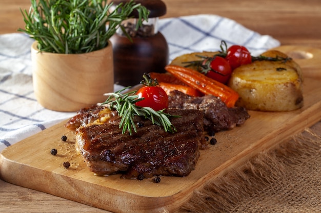 Bistecca su un tagliere di legno