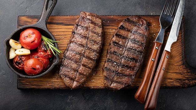 Bistecca superiore pronta da mangiare del primo piano.