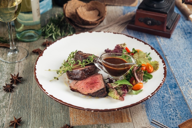 Bistecca tenera mignon con verdure e salsa