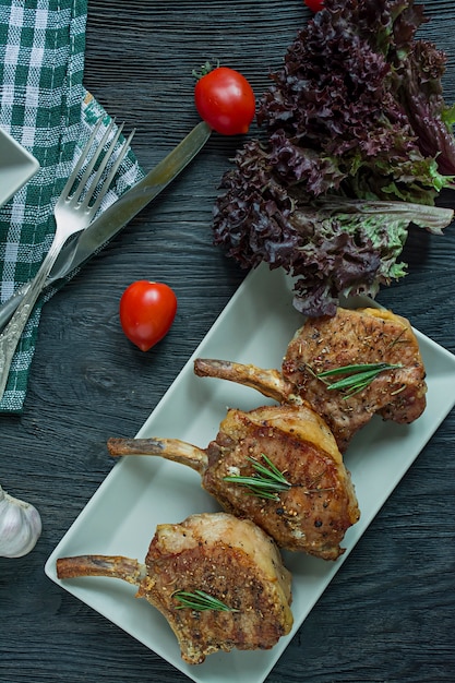 Bistecche alla griglia con costine di maiale con spezie ed erbe aromatiche.