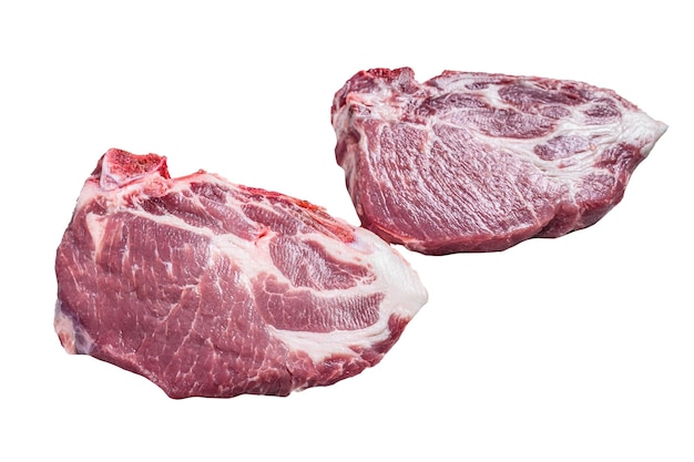 Bistecche di carne di maiale cruda al collo isolate su sfondo bianco