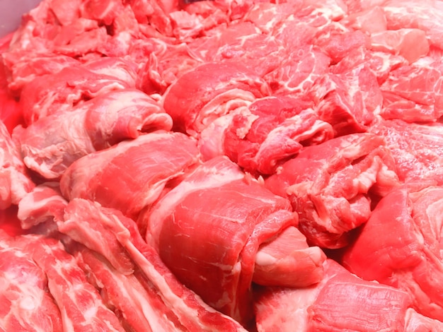 Bistecche di carne rossa di manzo e maiale al mercato