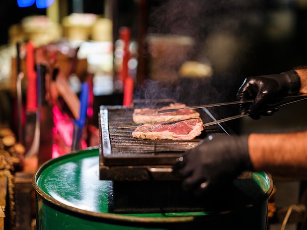 Bistecche di manzo fresche cucinate alla griglia