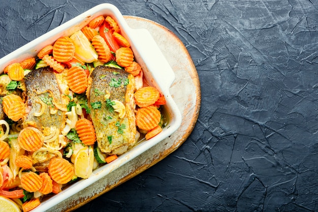 Bistecche di pesce al forno con verdure grigliate in teglia. Delizioso pesce alla griglia sano