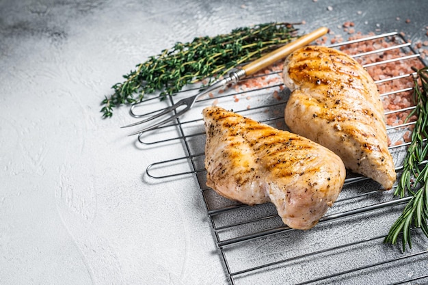 Bistecche di petto di pollo alla griglia cotte su un barbecue estivo Sfondo grigio Vista dall'alto Spazio di copia