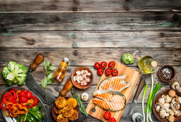 Bistecche di salmone alla griglia con varie verdure e spezie