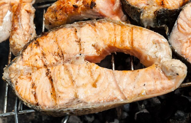 Bistecche di salmone alla griglia sul barbecue