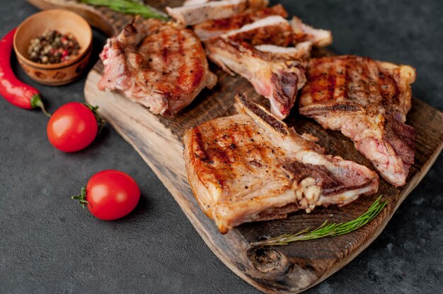 bistecche di vitello alla griglia su un tagliere con spezie