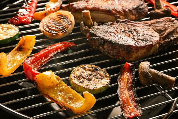 Bistecche e verdure saporite sulla griglia del barbecue